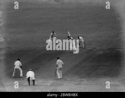 La seconda giornata del Test Match al Kennington Oval . L'Inghilterra contro le Indie Occidentali . Fred Bakewell , scende in campo e guida Puss Achong . 12 agosto 1933 Foto Stock