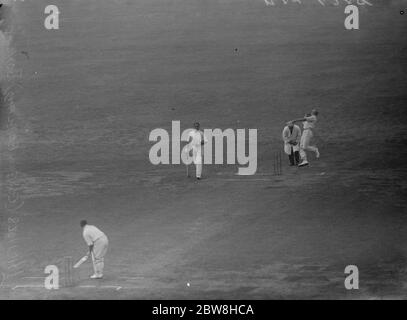 Champion County ( Yorks ) contro il resto dell'Inghilterra al Oval , Kennington , in una partita di quattro giorni . Stan Nichols (Essex e Inghilterra) bowling . 18 settembre 1933 Foto Stock