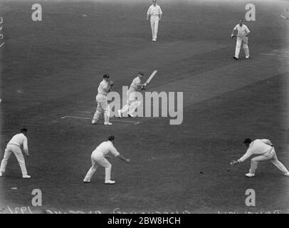 Inghilterra / Nuova Zelanda (2 ° test) il Kennington Oval , giorno uno di una partita di 3 giorni . Fred Bakewell (Northamptonshire) si infila attraverso le slips in modo sicuro . 29 luglio 1931 Foto Stock