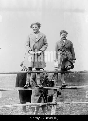 Chip del vecchio blocco . Vittorio e Bruno Mussolini , figli giovani ma molto sportivi del Duce , che guardano una caccia alla volpe nei pressi di Roma . 25 marzo 1930 Foto Stock