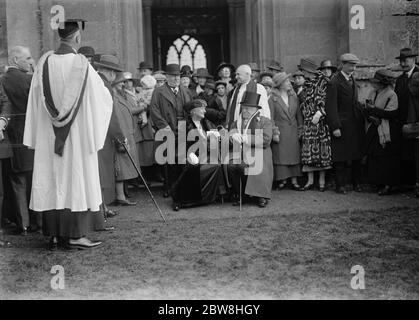 Earl e Contessa di Coventry celebrano il loro matrimonio di diamanti frequentando la chiesa del villaggio a Croome . 25 gennaio 1925 Foto Stock