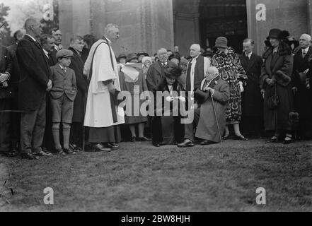 Earl e Contessa di Coventry celebrano il loro matrimonio di diamanti frequentando la chiesa del villaggio a Croome . Il Vicario legge l'indirizzo fuori della chiesa . 25 gennaio 1925 Foto Stock