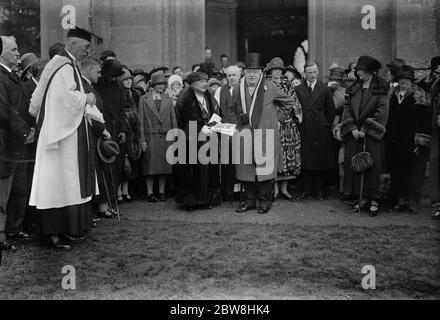 Earl e Contessa di Coventry celebrano il loro matrimonio di diamanti frequentando la chiesa del villaggio a Croome . Il conte di Coventry risponde al discorso del Vicario fuori della chiesa . 25 gennaio 1925 Foto Stock