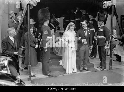 Matrimonio nella Cappella delle Guardie . Il matrimonio tra il Capitano Arthur Heywood Lonsdale e Miss Hamilton Russell si è svolto presso la Royal Military Chapel , Wellington Barracks . Lo sposo e lo sposo con una guardia d' onore dei funzionari di garanzia. 1 giugno 1931 Foto Stock