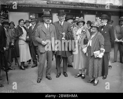 Il primo Ministro parte per Parigi e Ginevra. Il primo Ministro, il signor Ramsay MacDonald, il signor John Simon, la signora Ishbel MacDonald, la signora Simon e l' ambasciatore francese M de Fleuriau, a Victoria prima della loro partenza. 11 giugno 1932 Foto Stock