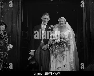 Matrimonio sociale a St Martin's in the Field . Il matrimonio tra John A Culley e Miss T Montgomery . 11 settembre 1933 Foto Stock