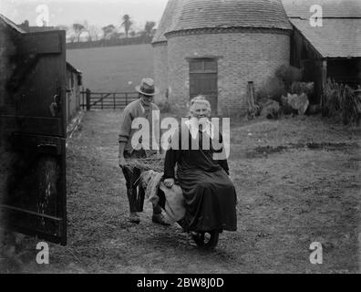 Thomas Couchman , campione di pagliaio in cortile con sua moglie Harriet . Franks Farm , Horton Kirby , Darunh meridionale , Kent . 1934 Foto Stock