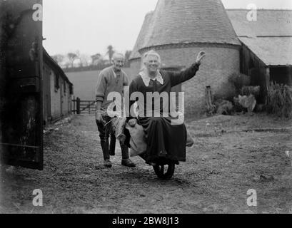 Thomas Couchman , campione di pagliaio in cortile con sua moglie Harriet . Franks Farm , Horton Kirby , Darunh meridionale , Kent . 1934 Foto Stock