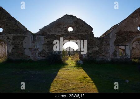 Donna ragazza abbandonata rovina miniera edifici paesaggio rosso in Mina de Sao Domingos, Portogallo Foto Stock