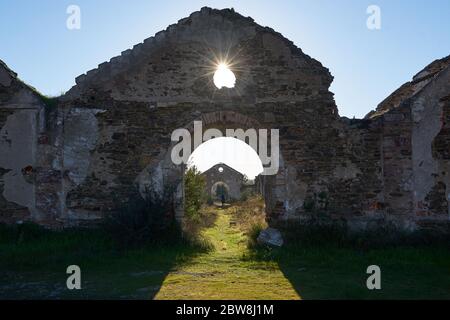 Donna ragazza abbandonata rovina miniera edifici paesaggio rosso in Mina de Sao Domingos, Portogallo Foto Stock