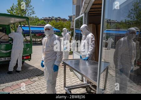 Istanbul, Turchia. 30 maggio 2020. I dipendenti della Morgue Municipale di Istanbul, indossando tute protettive e maschere facciali, si stanno preparando al Cekmekoy Morgue per rimuovere le barbars di persone che sono morte di COVID-19. Credit: Yasin Akgul/dpa/Alamy Live News Foto Stock