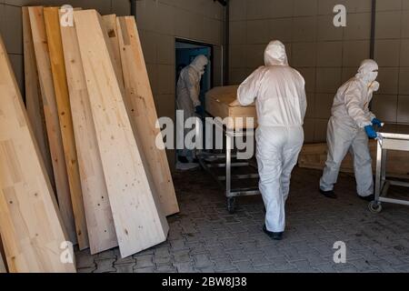 Istanbul, Turchia. 30 maggio 2020. I dipendenti della Morgue Municipale di Istanbul, indossando tute protettive e maschere facciali, si stanno preparando al Cekmekoy Morgue per rimuovere le barbars di persone che sono morte di COVID-19. Credit: Yasin Akgul/dpa/Alamy Live News Foto Stock