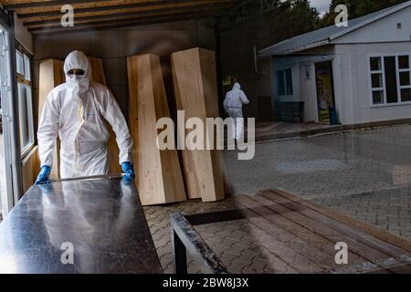 Istanbul, Turchia. 30 maggio 2020. I dipendenti della Morgue Municipale di Istanbul, indossando tute protettive e maschere facciali, si stanno preparando al Cekmekoy Morgue per rimuovere le barbars di persone che sono morte di COVID-19. Credit: Yasin Akgul/dpa/Alamy Live News Foto Stock