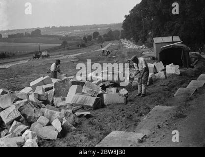 Costruzione di un muro con pietra di Waterloo Bridge . Santa Maria Cray . 1937 Foto Stock