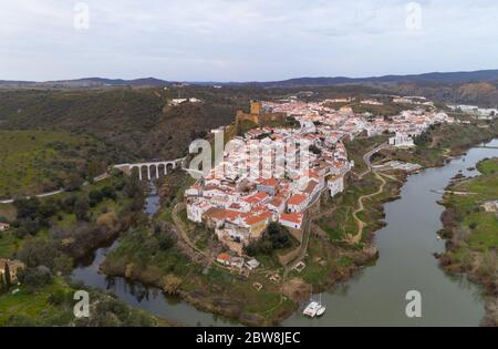 Il drone di Mertola offre una vista aerea della città e del paesaggio con il fiume Guadiana e il castello storico medievale sulla cima di Alentejo, Portogallo Foto Stock