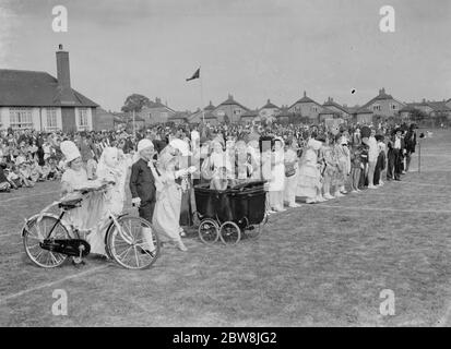 Days Lane School Sports Day , Sidcup , Kent . La linea - in su per il concorso di vestito di fantasia. 1937 Foto Stock