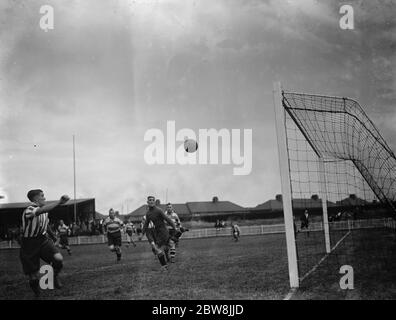 Dartford - Trial match - Rosso e Bianco e Nero - 21/08/37 L Jackson , portiere . 1937 Foto Stock