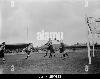 Dartford - Trial match - Rosso e Bianco e Nero - 21/08/37 L Jackson , portiere . 1937 Foto Stock