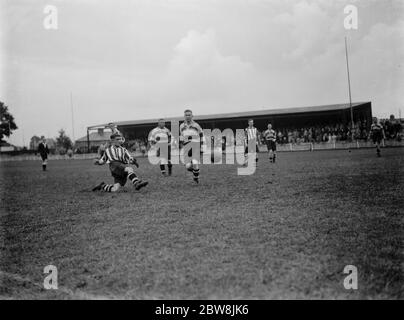 Dartford - prova partita - Rosso e bianchi contro Bianco e nero Joe Fowler segnando 2° goal - 21/08/37 1937 Foto Stock