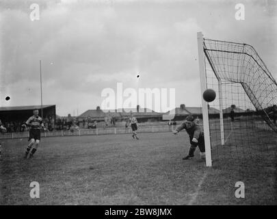 Dartford - Trial match - Rosso e Bianco e Nero - 21/08/37 L Jackson , portiere . 1937 Foto Stock