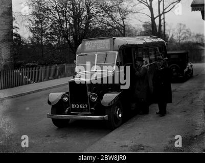 Passeggeri che si imbarcano su un autobus diesel di Londra Transport , Longfield . 1935 . Foto Stock