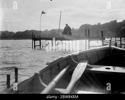 Un uomo pesca al salmone in Scozia . 1935 . Foto Stock