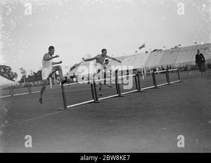 Gli atleti corrono sugli ostacoli alti . 1935 . Foto Stock
