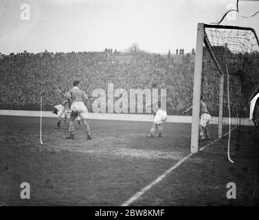 Charlton Athletic football club contro Birmingham City football club . Pericolo nella scatola . 29 gennaio 1938 Foto Stock