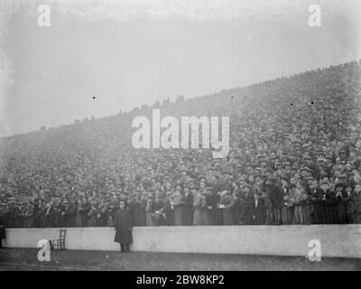 Charlton Athletic football club contro Leeds United football club . La folla . 22 gennaio 1938 Foto Stock