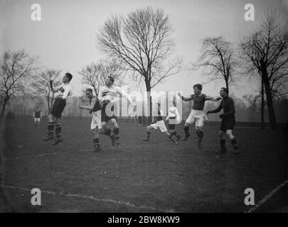 Bexley vs. Callender Athletic - Kent Amateur Cup - 07/01/38 giocatori scherzano per la palla. 1938 Foto Stock