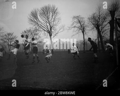 Bexley vs. Callender Athletic - Kent Amateur Cup - 07/01/38 i giocatori salta alla testa della palla . 1938 Foto Stock