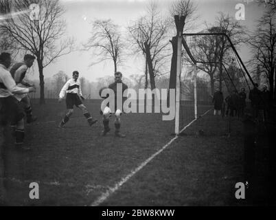 Bexley vs. Callender Athletic - Kent Amateur Cup - 07/01/38 il portiere prende la palla . 1938 Foto Stock