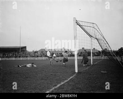 Dartford contro Leyton nella fa Cup . Un difensore si getta davanti a un colpo . 13 novembre 1937 Foto Stock