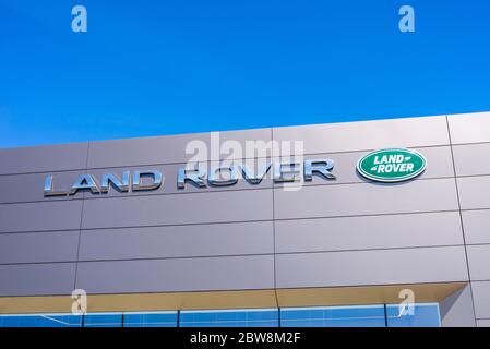 Concessionaria Jaguar Land Rover a Southend on Sea, Essex, Regno Unito. Showroom dei veicoli di fascia alta. Cielo blu. Marchi Tata Motors. Marchio, logo Foto Stock