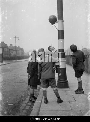 I ragazzi guardano su un beacon di Beliha . 1935 Foto Stock