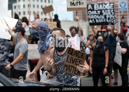 Austin, Texas, Stati Uniti. 30 maggio 2020. Migliaia di rally al quartier generale della polizia e Block Interstate 35 ad Austin, TX entrambe le direzioni protestano per l'uccisione di George Floyd e altre vite perse mentre si trovava in custodia della polizia. La protesta rispecchiava decine di persone a livello nazionale mentre gli americani si radunavano contro la presunta brutalità della polizia contro i cittadini neri. Credit: Bob Daemmrich/ZUMA Wire/Alamy Live News Foto Stock