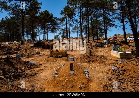 Istanbul, Turchia. 30 maggio 2020. Una vista delle tombe di persone che sono morte di malattie correlate COVID-19 al cimitero di Cekmekoy. Credit: Yasin Akgul/dpa/Alamy Live News Foto Stock