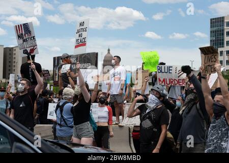 Austin, Texas, Stati Uniti. 30 maggio 2020. Migliaia di rally al quartier generale della polizia e Block Interstate 35 ad Austin, TX entrambe le direzioni protestano per l'uccisione di George Floyd e altre vite perse mentre si trovava in custodia della polizia. La protesta rispecchiava decine di persone a livello nazionale mentre gli americani si radunavano contro la presunta brutalità della polizia contro i cittadini neri. Credit: Bob Daemmrich/ZUMA Wire/Alamy Live News Foto Stock