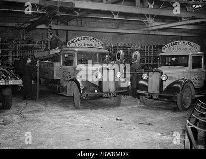 Uomini che caricano i camion con merci metalliche alla Macready' s Metal Company Ltd , gli specialisti dell' acciaio sulla Pentonville Road. 1937 Foto Stock