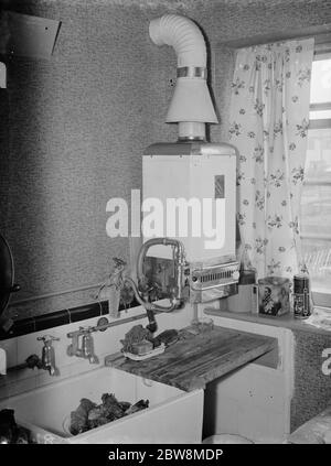 Geyser burst . N i H Ltd in Petts Wood . 12 aprile 1938 Foto Stock