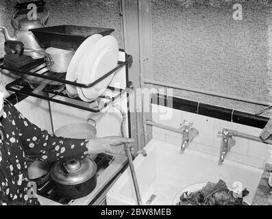 Geyser burst . N i H Ltd in Petts Wood . 12 aprile 1938 Foto Stock