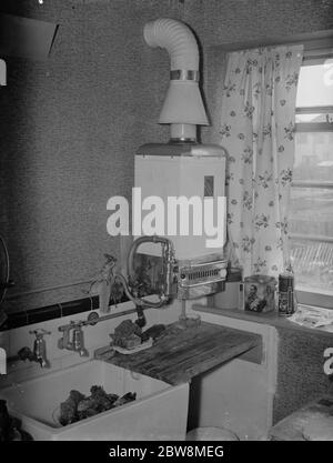 Geyser burst . N i H Ltd in Petts Wood . 12 aprile 1938 Foto Stock