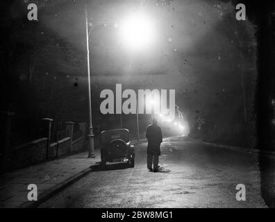 Shooters Hill di notte alla luce delle lampade di strada . 1936 . Foto Stock