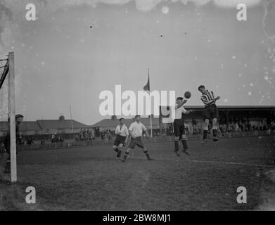 Bustall Heath vs. Bromley - Coppa Amatoriale Kent semifinale - giocato a Northfleet - 28/03/36 . Due giocatori si sfidano per una palla aerea . 1936 Foto Stock