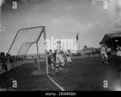 Bustall Heath vs. Bromley - Coppa Amatoriale Kent semifinale - giocato a Northfleet - 28/03/36 giocatori difendere il gol da un angolo . 1936 Foto Stock