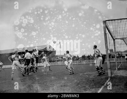 Bustall Heath vs. Bromley - Coppa Amatoriale Kent semifinale - giocato a Northfleet - 28/03/36 giocatori guardano la palla entrare in scatola da un angolo . 1936 Foto Stock