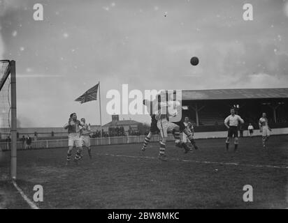 Bustall Heath vs. Bromley - Coppa Amatoriale Kent semifinale - giocato a Northfleet - 28/03/36 due giocatori gareggiano per una palla aerea . 1936 Foto Stock