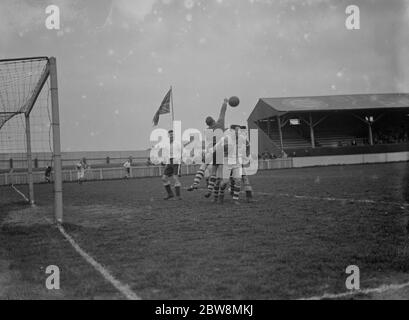 Bostall Heath vs. Bromley - Coppa Amatoriale Kent semifinale - il portiere di Bostall Heath Ken Watkis si fa un pugno chiaro. Giocato a Northfleet - 28/03/36 il portiere raccoglie la palla . 1936 Foto Stock