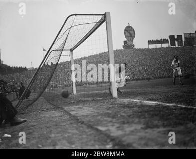 Bromley vs. Erith e Belvedere - finale fa Amatoriale Cup - Bromley's Stroud segna il traguardo vincente dopo Albert Gibbs, portiere di Erith e Belvedere - 23/04/38 allo stadio della Millwall Football Club The Den a South Bermondsey, Londra . Uno dei portiere guarda come un colpo va al bordo del goal . 1938 Foto Stock