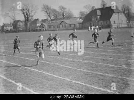 Eltham College Sports . gli studenti sprint i 100 metri . 1936 Foto Stock